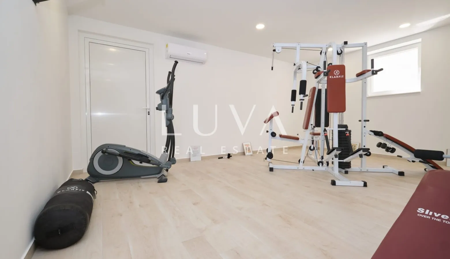 Kaštel Stari, vila 324 m² s bazenom i pogledom na more na prodaju