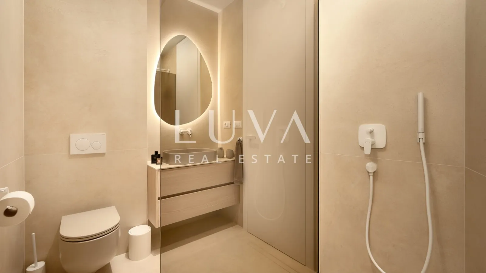 Čiovo, luksuzna vila 351 m2 s bazenom i pogledom na more na prodaju