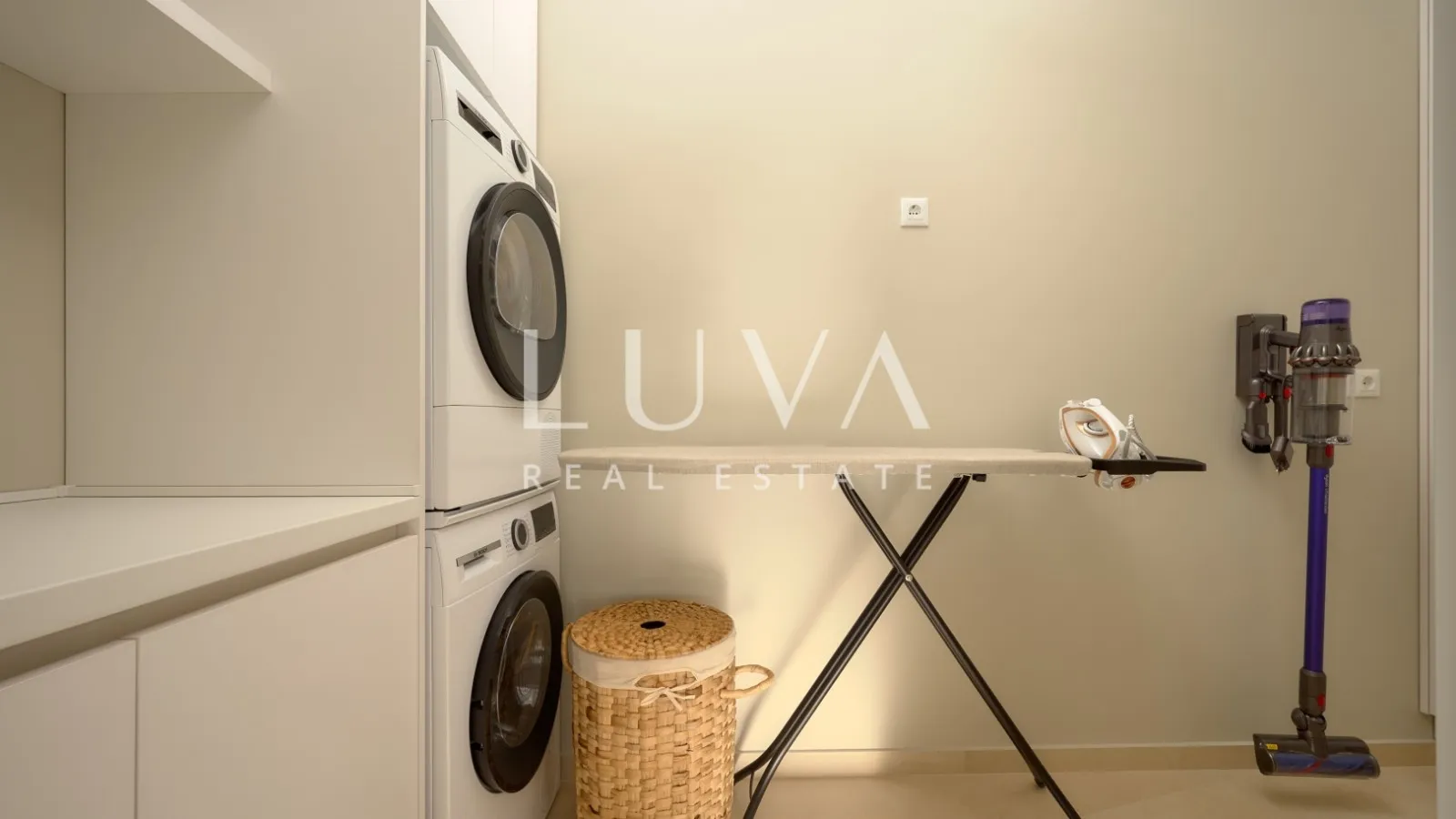 Čiovo, luksuzna vila 351 m2 s bazenom i pogledom na more na prodaju
