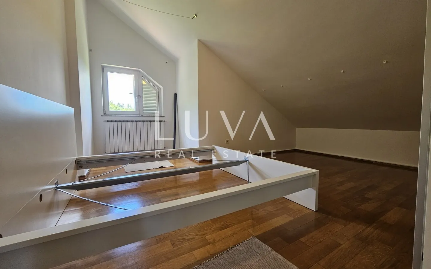 Zagreb, Maksimir, dvoetažni 5s stan 200m2, najam