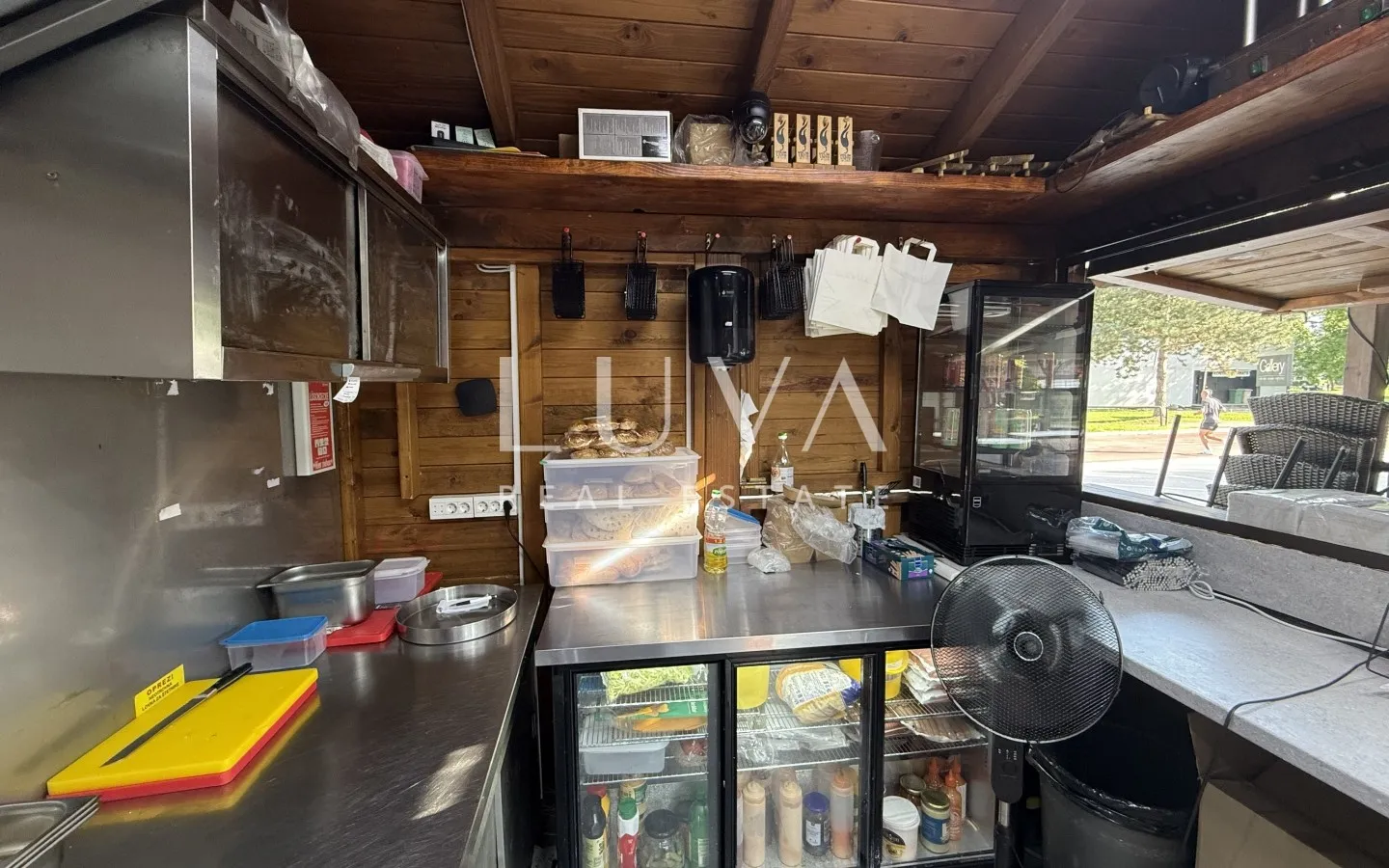 Zagreb, Jarun, fast food uz šetalište, 14 m2
