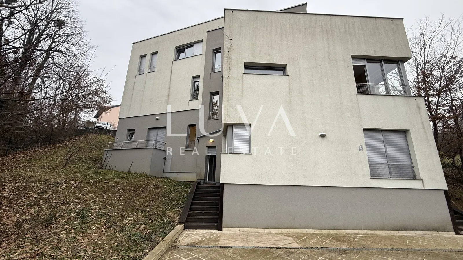 Zagreb, Gornje Vrapče, kuća na 4 etaže s bazenom, 490 m2