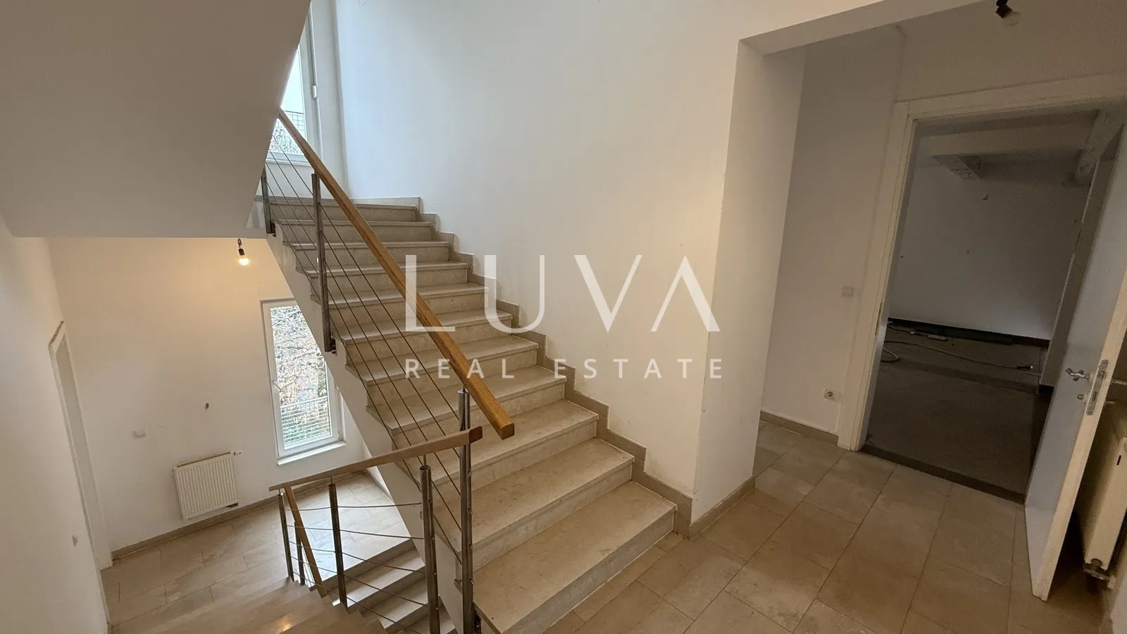 Zagreb, Gornje Vrapče, kuća na 4 etaže s bazenom, 490 m2