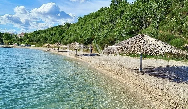 Zadar, Rtina, baugrundstück mit baugenehmigung, 250 m vom strand entfernt