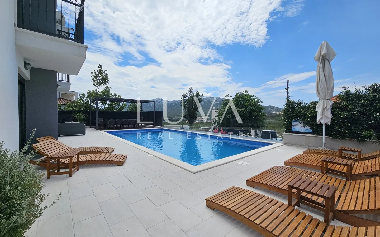Solin, Koprivno, villa s bazenom, ljetnom kuhinjom na prodaju