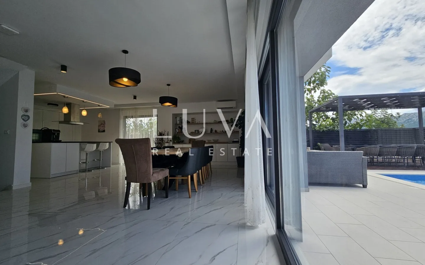 Solin, Koprivno, villa s bazenom, ljetnom kuhinjom na prodaju