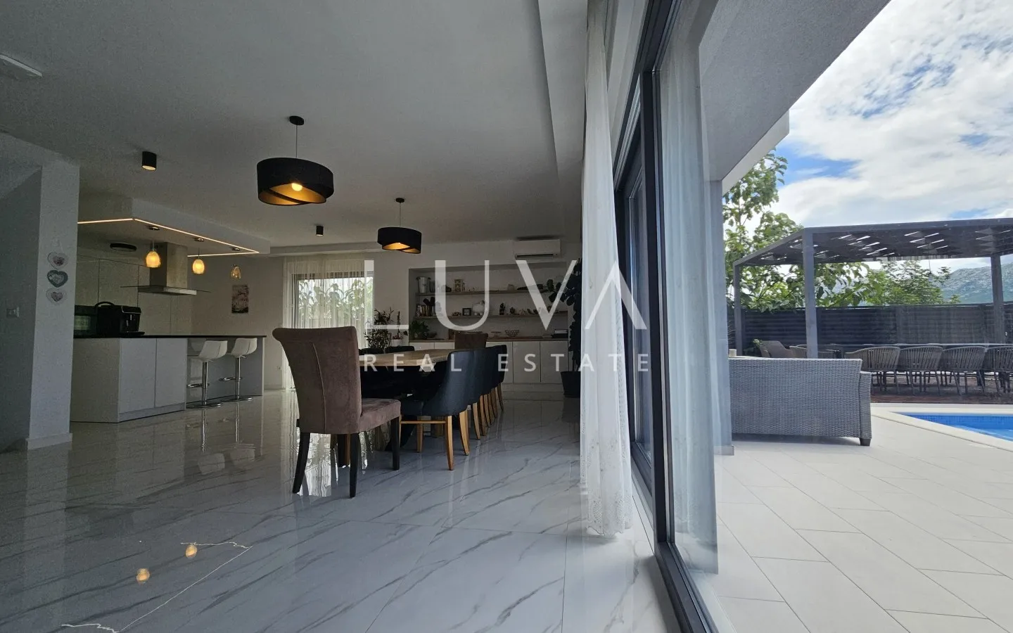 Solin, Koprivno, villa s bazenom, ljetnom kuhinjom na prodaju
