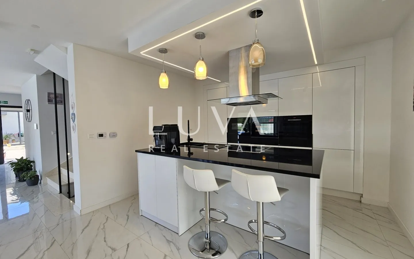 Solin, Koprivno, villa s bazenom, ljetnom kuhinjom na prodaju
