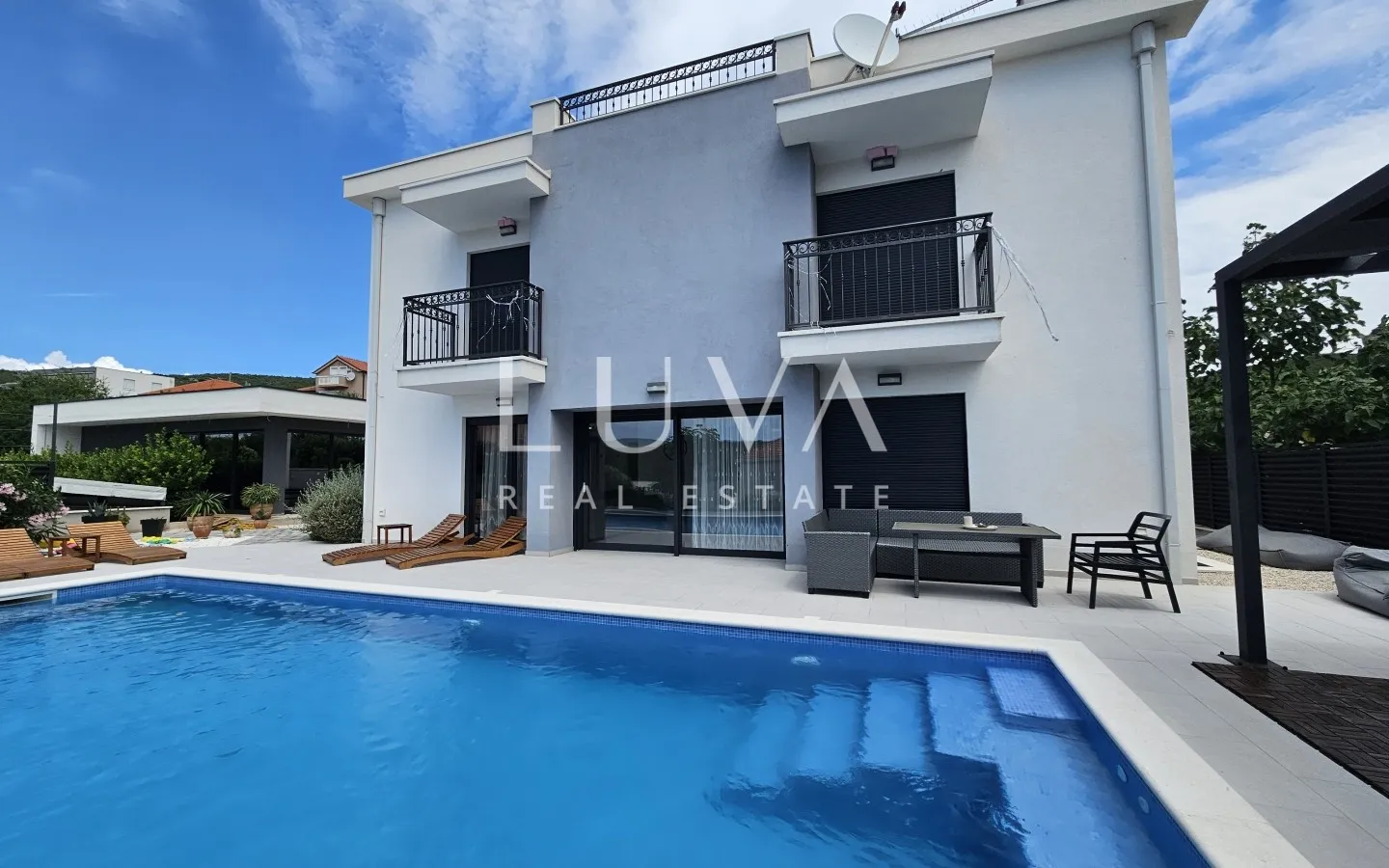 Solin, Koprivno, villa s bazenom, ljetnom kuhinjom na prodaju