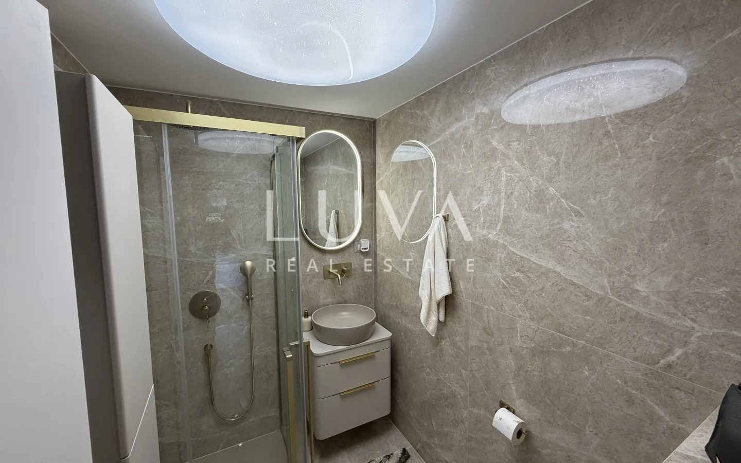 Istria, Novigrad, modern 4 room apartment 73m2 with Garden and Tavern