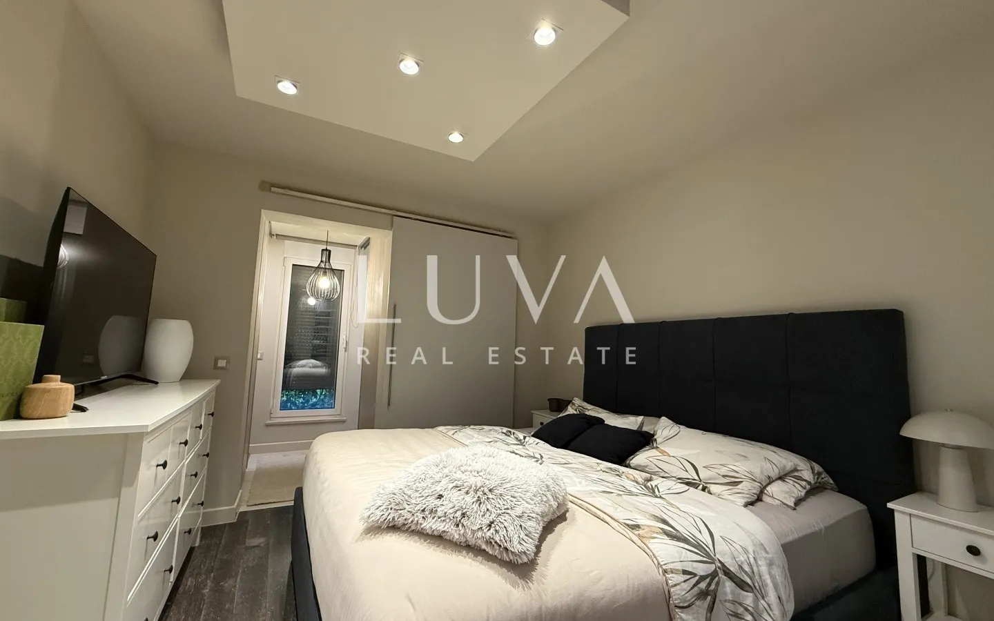 Istria, Novigrad, modern 4 room apartment 73m2 with Garden and Tavern