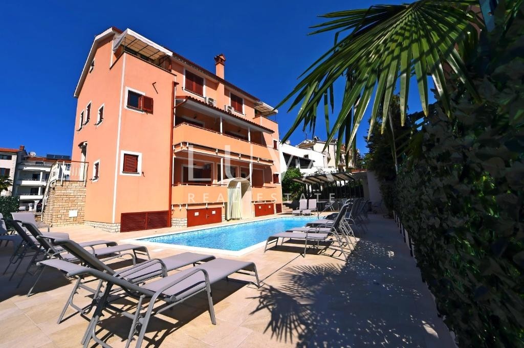 Istrien, Poreč, Haus mit Wohnungen und Schwimmbad, 398 m²