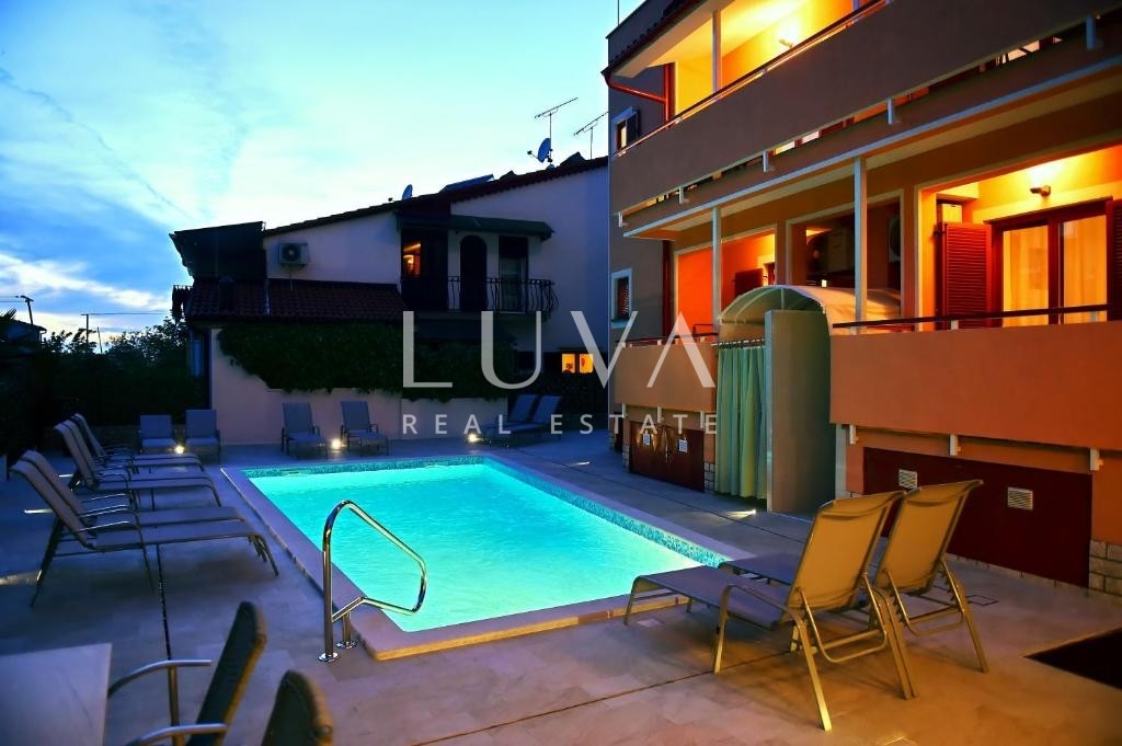 Istrien, Poreč, Haus mit Wohnungen und Schwimmbad, 398 m²