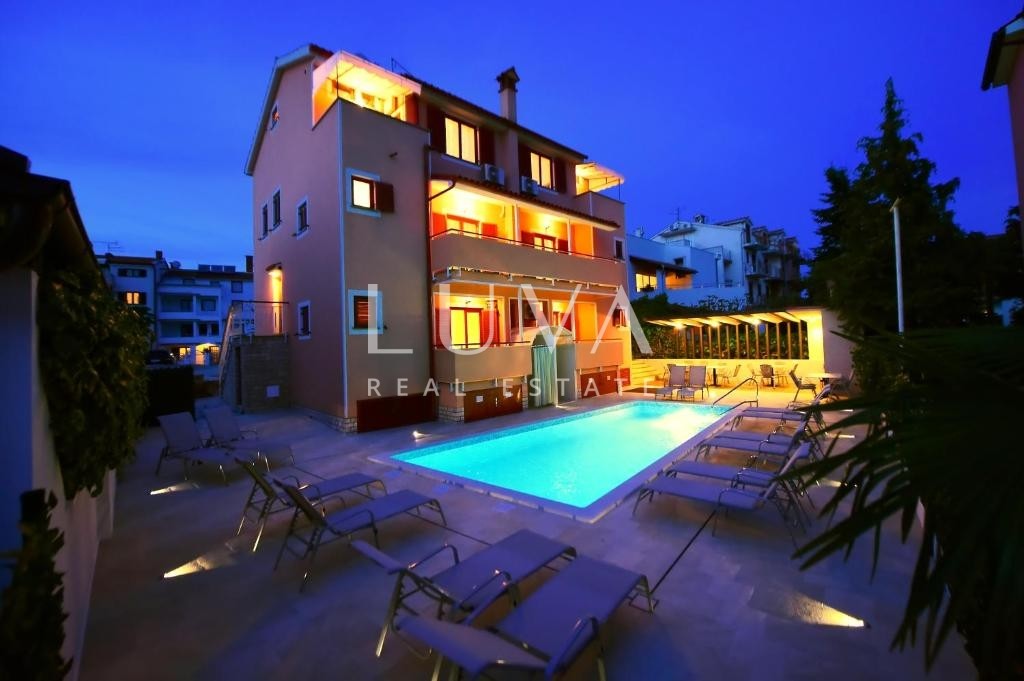 Istrien, Poreč, Haus mit Wohnungen und Schwimmbad, 398 m²