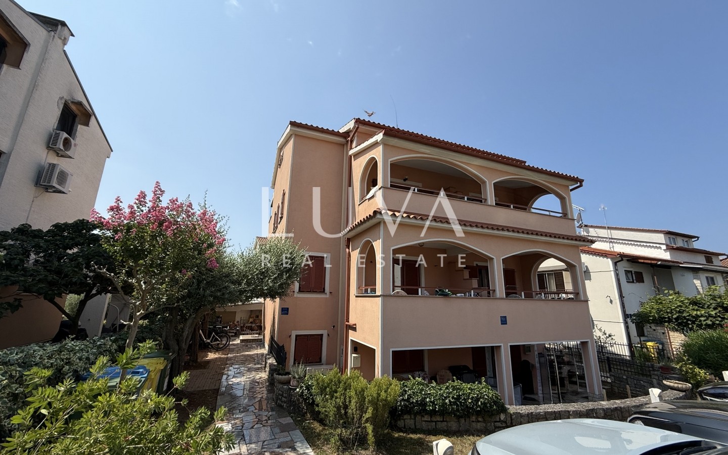 Istrien, Poreč, Haus mit Wohnungen und Schwimmbad, 398 m²