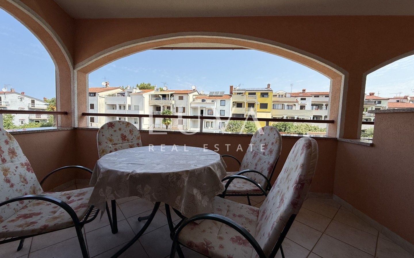 Istrien, Poreč, Haus mit Wohnungen und Schwimmbad, 398 m²