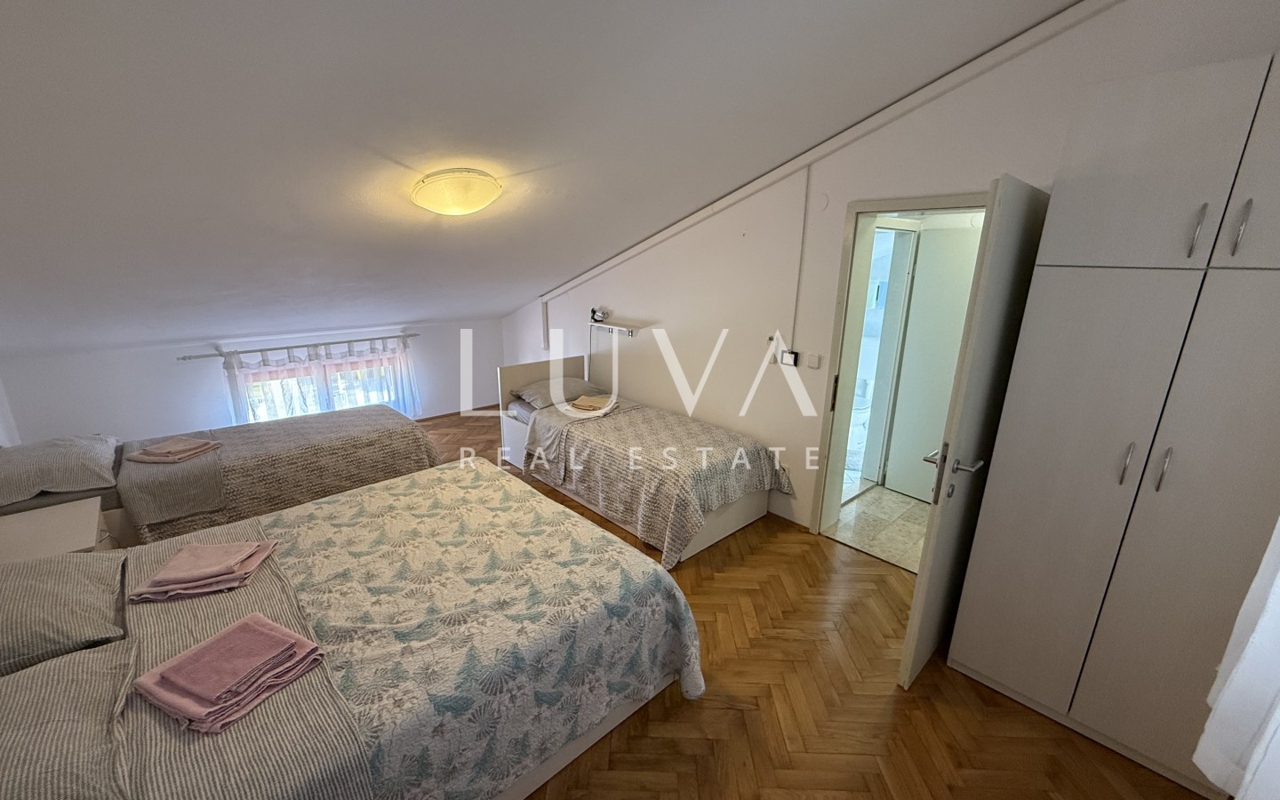 Istrien, Poreč, Haus mit Wohnungen und Schwimmbad, 398 m²