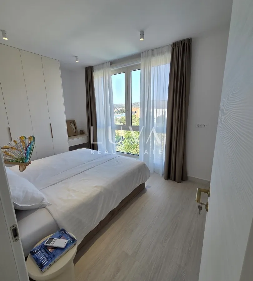 Trogir, Seget Vranjica, house 200m2 with pool by the sea