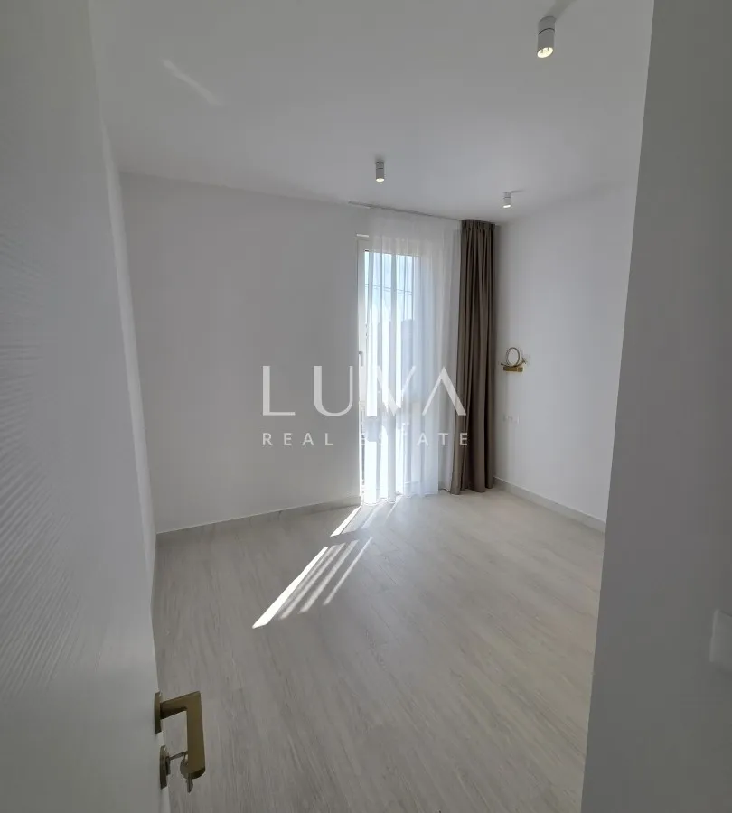 Trogir, Seget Vranjica, house 200m2 with pool by the sea