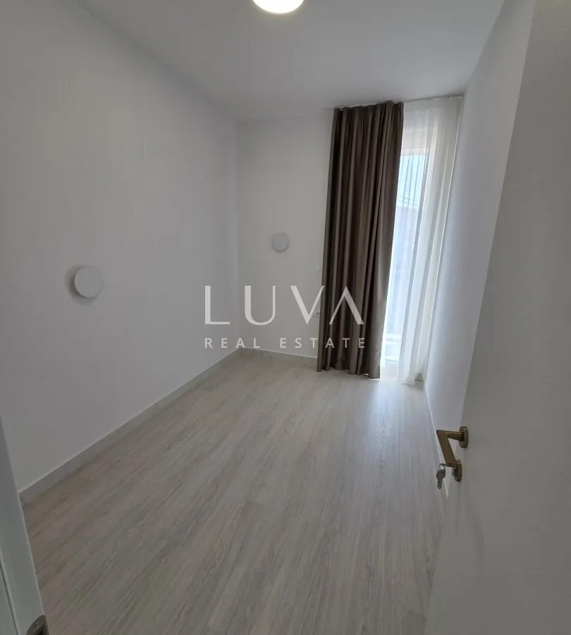 Trogir, Seget Vranjica, house 200m2 with pool by the sea
