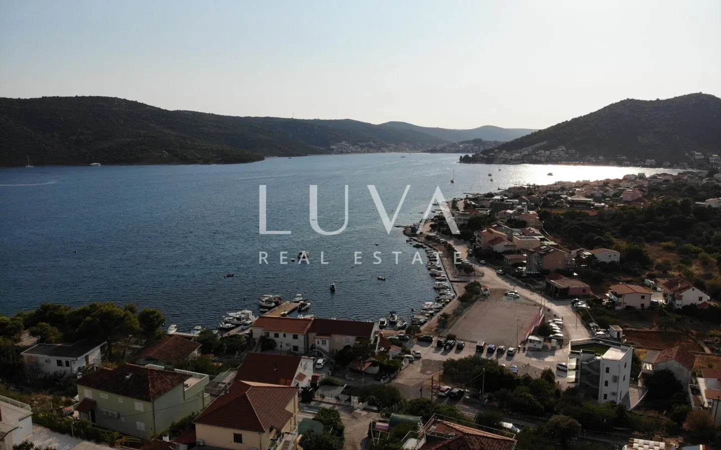 Poljica, Trogir, 522 m² großes Baugrundstück mit Meerblick zu verkaufen