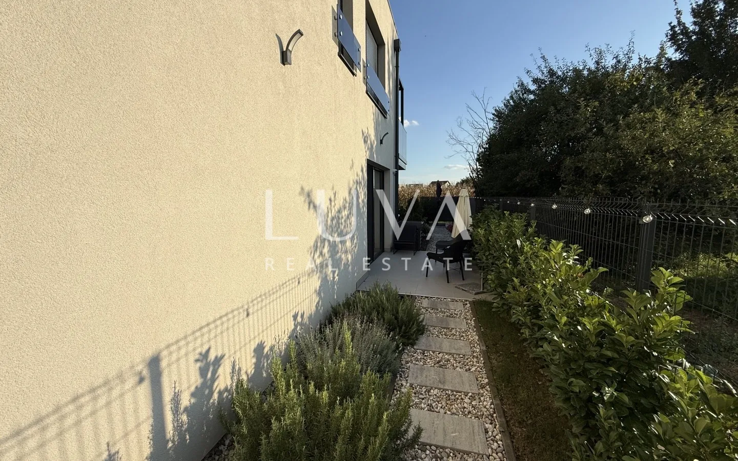 Zagreb, Blato, designer two-room apartment with garden, NKP 68 m²