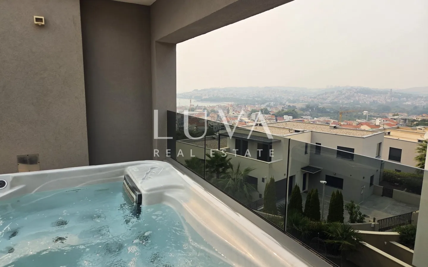 Split, Strožanac, moderna kuća 300 m2 s bazenom, za najam