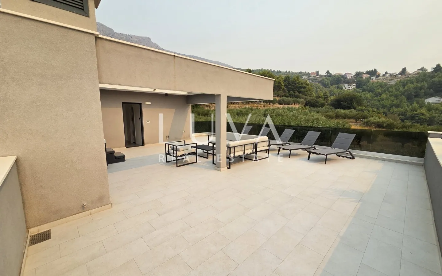 Split, Strožanac, moderna kuća 300 m2 s bazenom, za najam