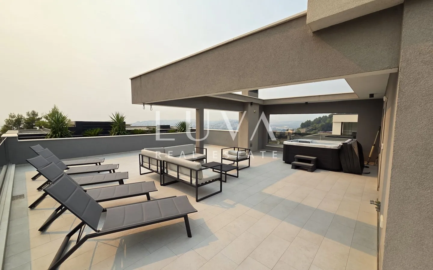 Split, Strožanac, moderna kuća 300 m2 s bazenom, za najam