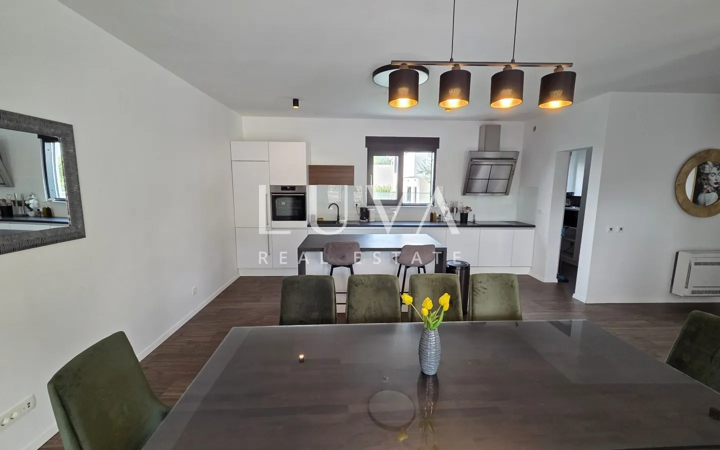 Split, Strožanac, moderna kuća 300 m2 s bazenom, za najam