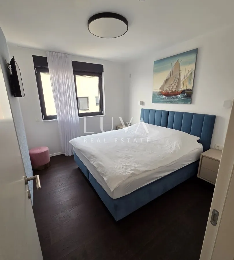 Split, Strožanac, moderna kuća 300 m2 s bazenom, za najam