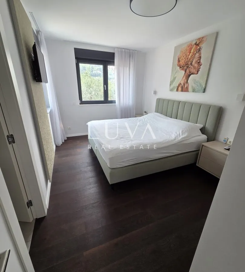 Split, Strožanac, moderna kuća 300 m2 s bazenom, za najam