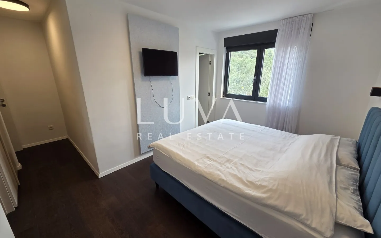 Split, Strožanac, moderna kuća 300 m2 s bazenom, za najam