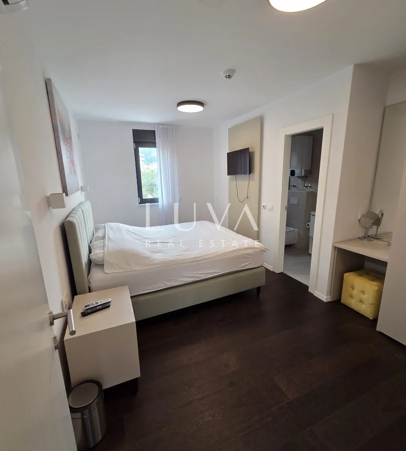 Split, Strožanac, moderna kuća 300 m2 s bazenom, za najam