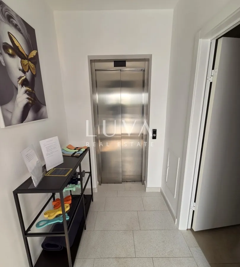 Split, Strožanac, moderna kuća 300 m2 s bazenom, za najam