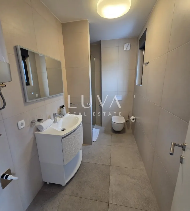 Split, Strožanac, moderna kuća 300 m2 s bazenom, za najam