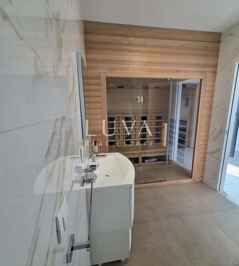 Split, Strožanac, moderna kuća 300 m2 s bazenom, za najam