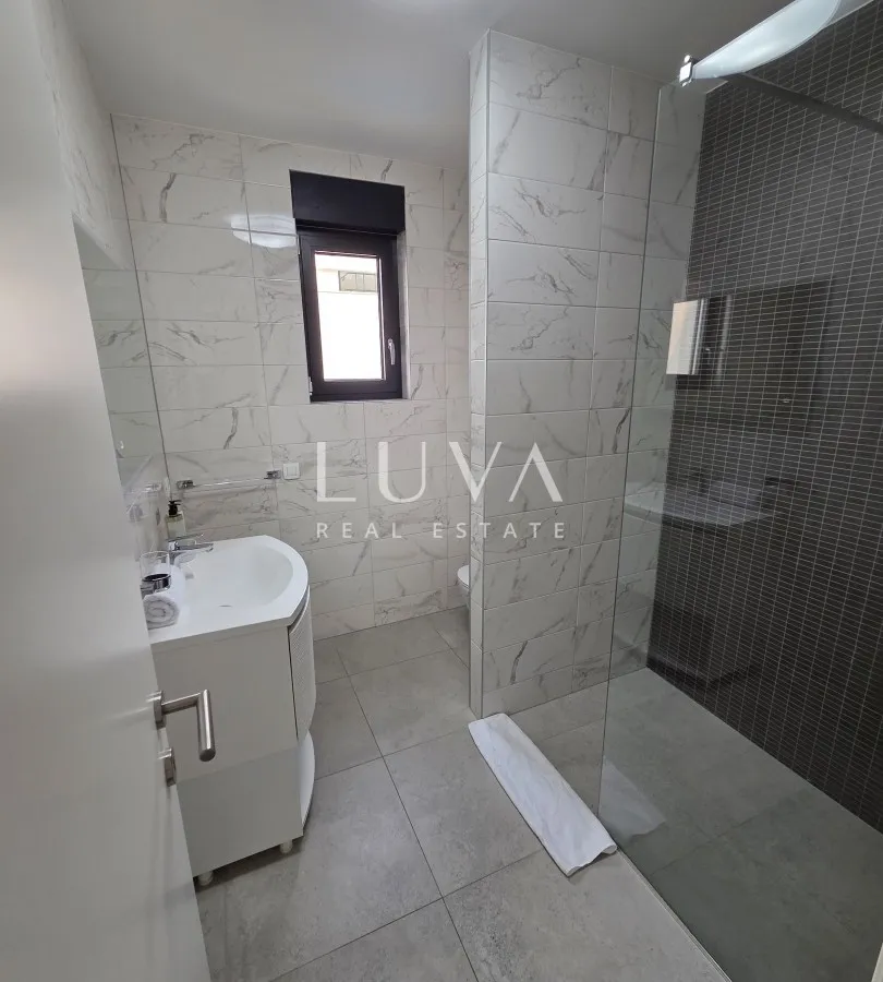 Split, Strožanac, moderna kuća 300 m2 s bazenom, za najam