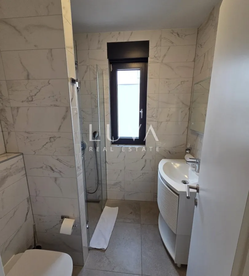 Split, Strožanac, moderna kuća 300 m2 s bazenom, za najam