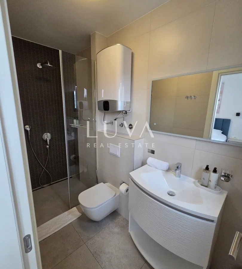 Split, Strožanac, moderna kuća 300 m2 s bazenom, za najam