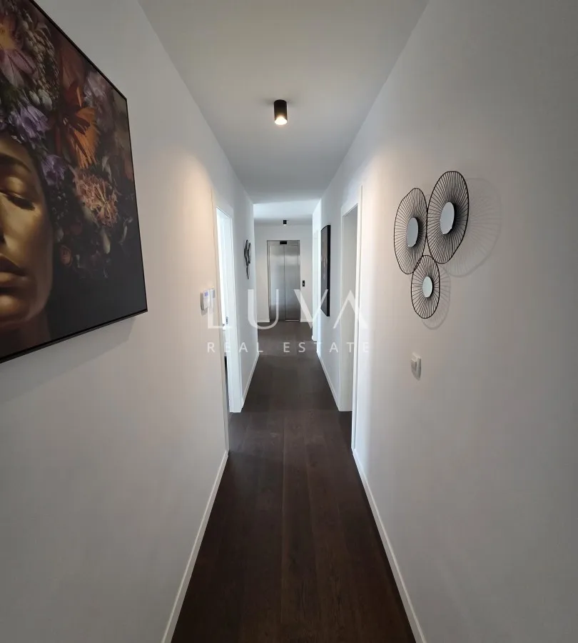 Split, Strožanac, moderna kuća 300 m2 s bazenom, za najam