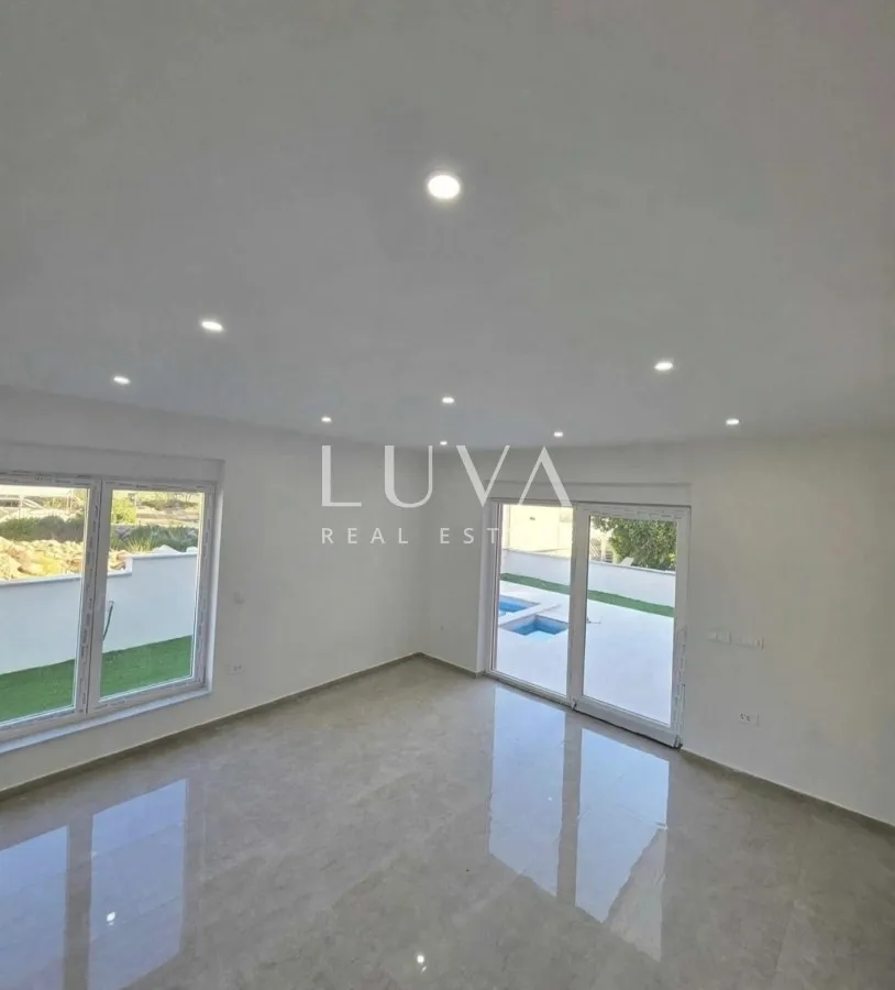 Vodice, novogradnja s vrtom i bazenom, 90 m² NKP