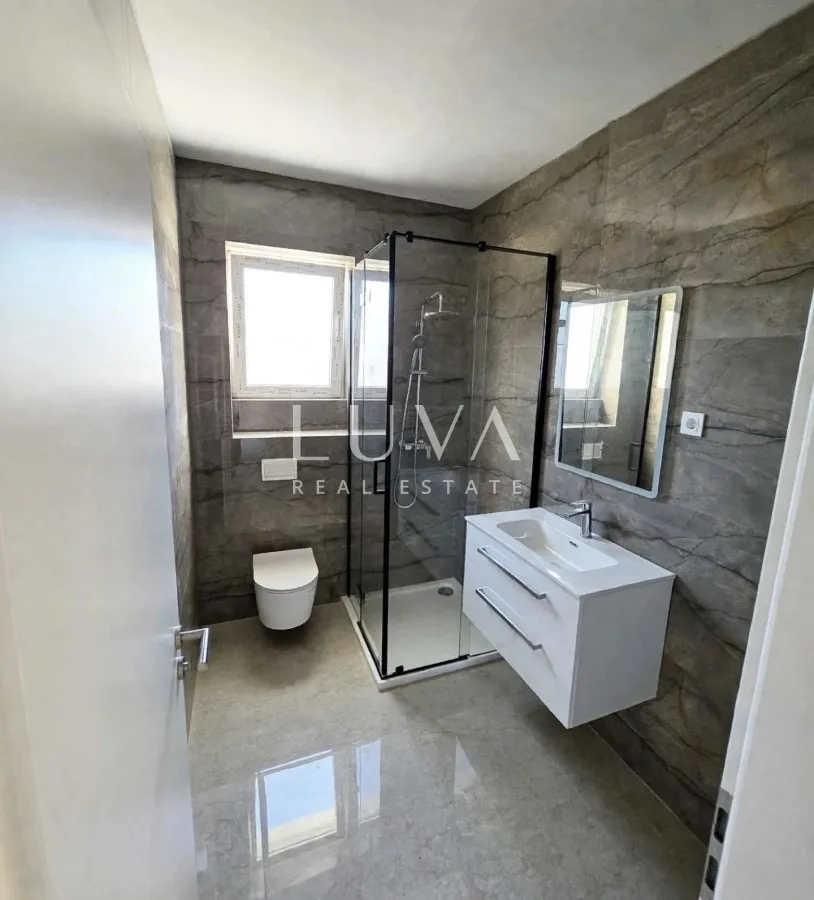 Vodice, novogradnja s vrtom i bazenom, 90 m² NKP