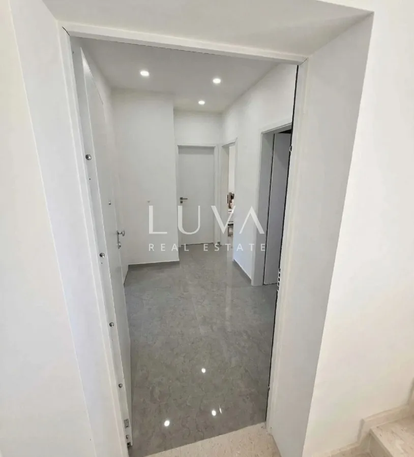 Vodice, novogradnja s vrtom i bazenom, 90 m² NKP