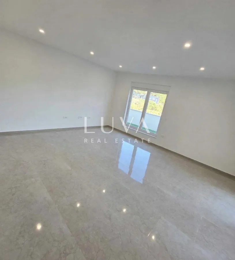 Vodice, novogradnja s vrtom i bazenom, 90 m² NKP