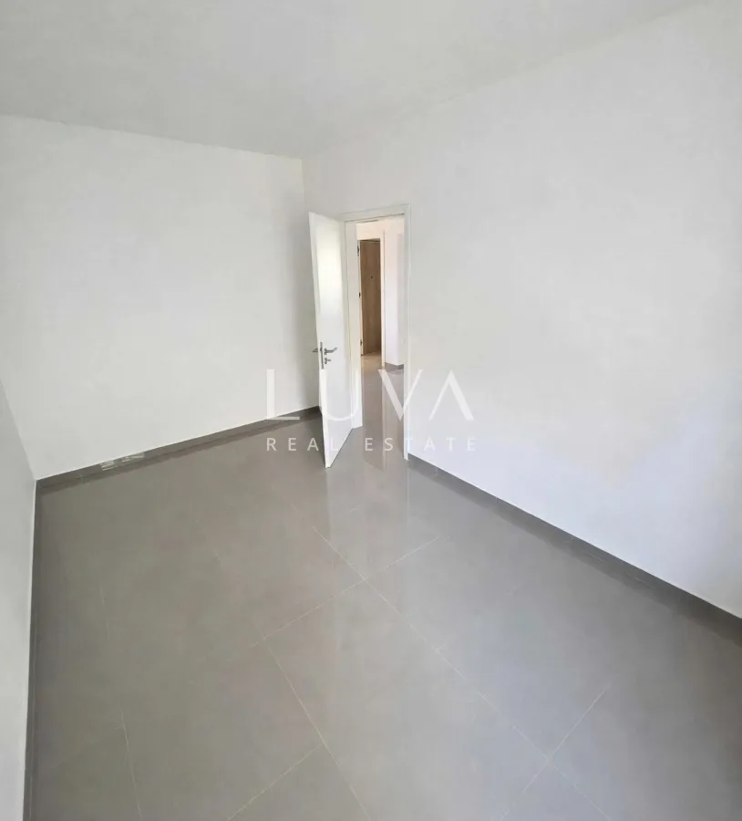 Vodice, novogradnja s vrtom i bazenom, 90 m² NKP