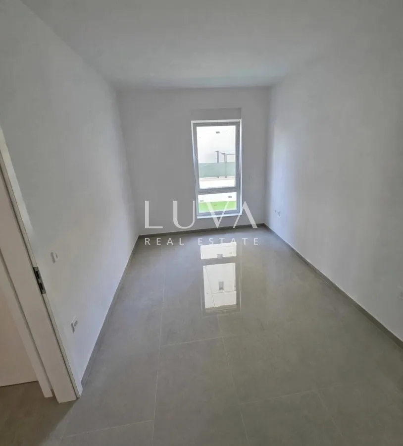 Vodice, novogradnja s vrtom i bazenom, 90 m² NKP