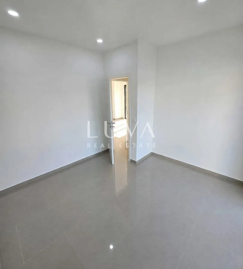 Vodice, novogradnja s vrtom i bazenom, 90 m² NKP