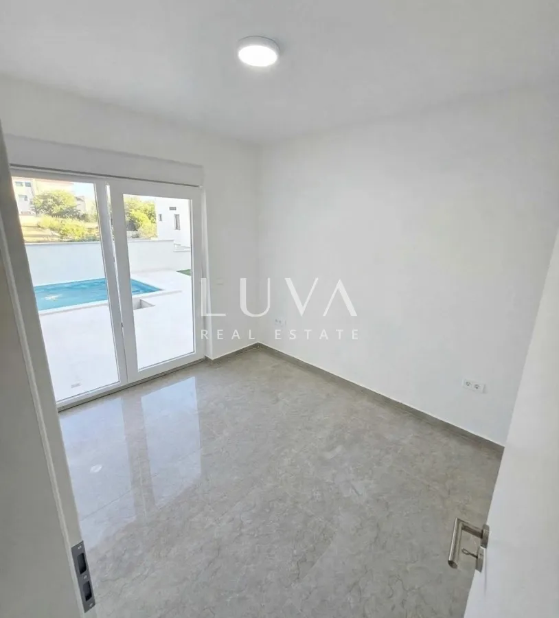 Vodice, novogradnja s vrtom i bazenom, 90 m² NKP