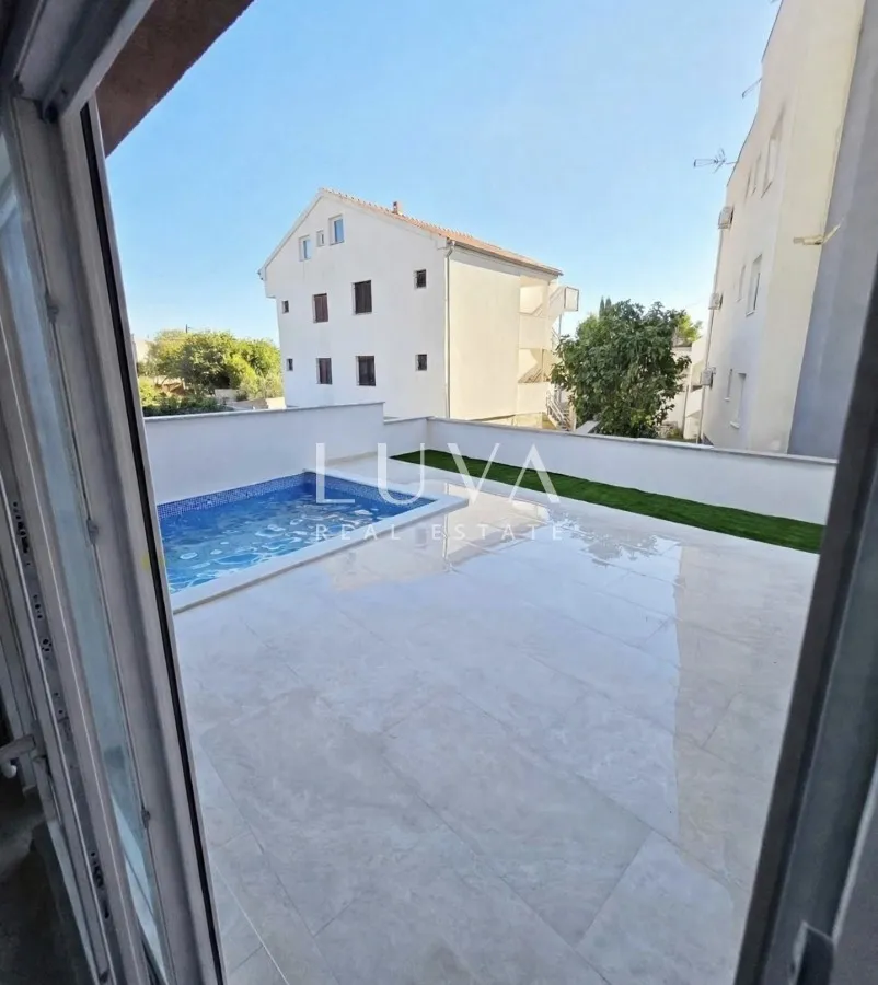 Vodice, novogradnja s vrtom i bazenom, 90 m² NKP